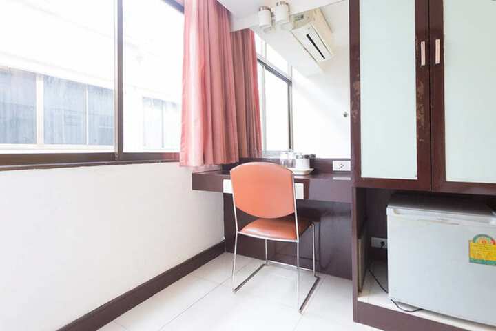 Room 9 of 37