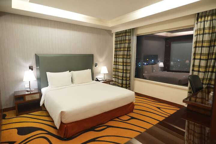 Room 13 of 73