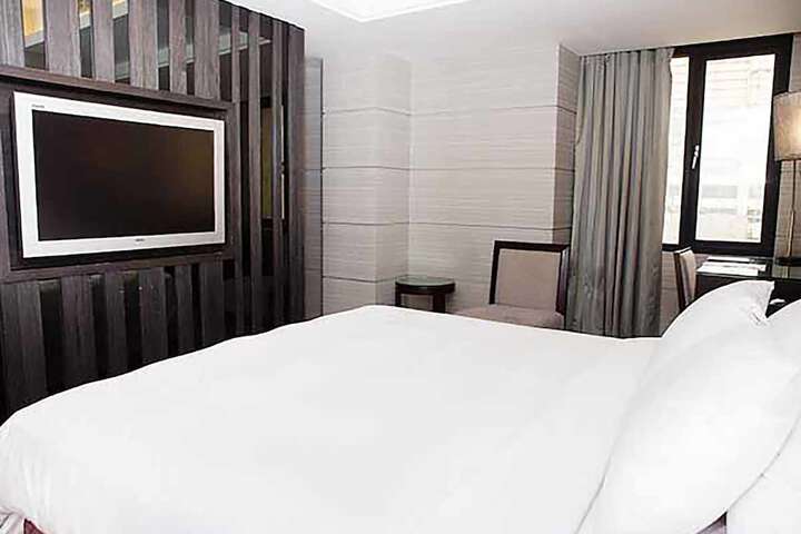 Room 8 of 18