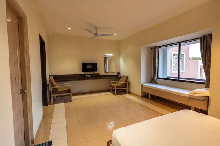 Room 5 of 12
