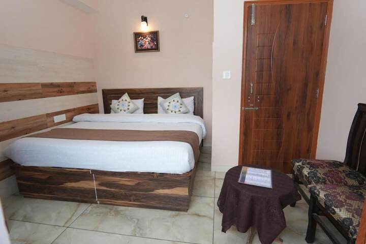 Room 6 of 12