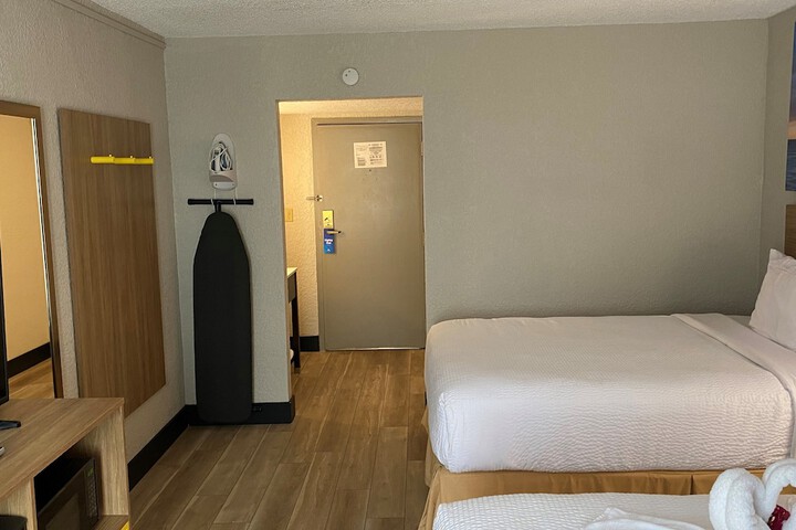 2 Queen Beds Deluxe Room (23 of 29)