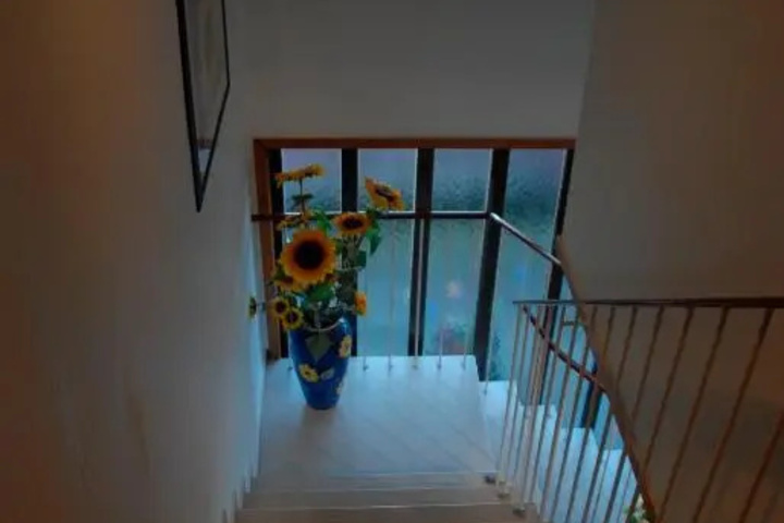 Room 4 of 8
