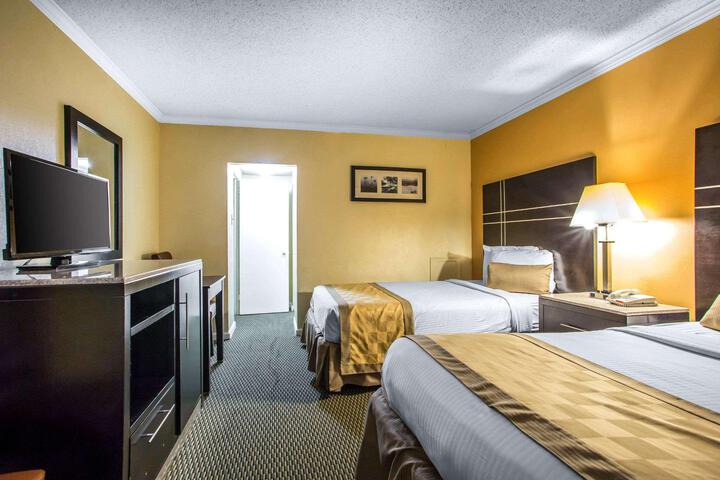 2 Double Beds Private Bathroom (8 of 14)