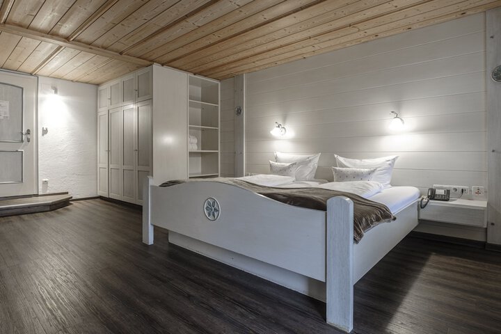 Room 10 of 48