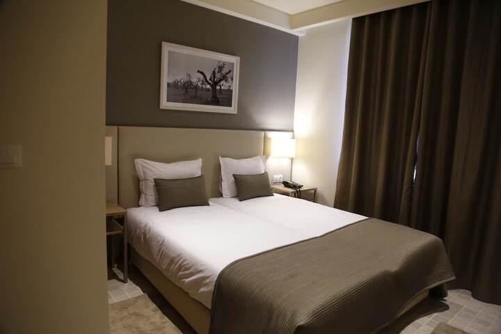 Room 10 of 32