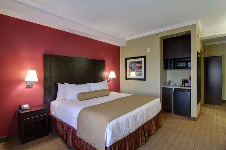 1 King Accessible Comm Assist Roll in Shower Microwave, Refrigerator WiFi Full Breakfast (6 of 25)
