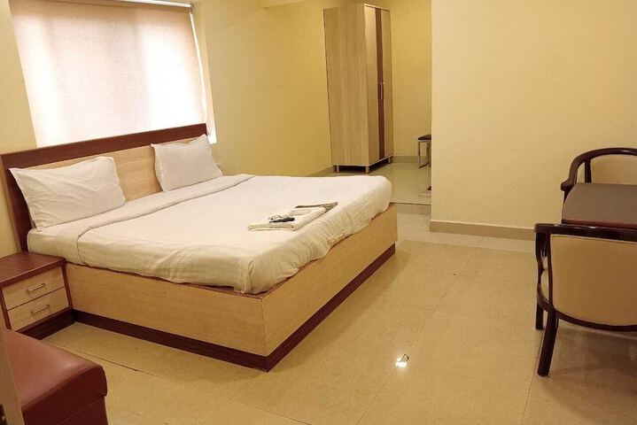 Room 4 of 12