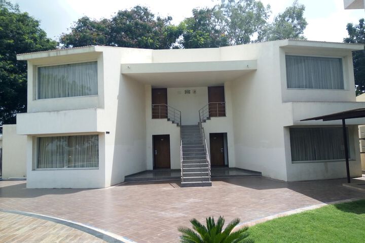 Room 4 of 33