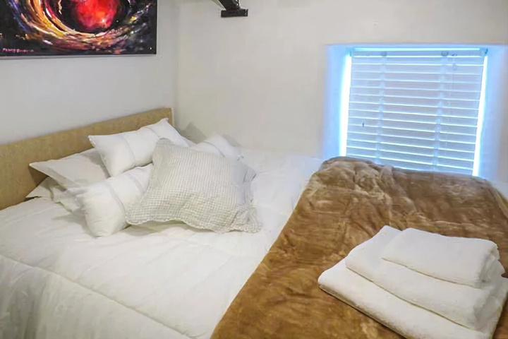 Room 4 of 11