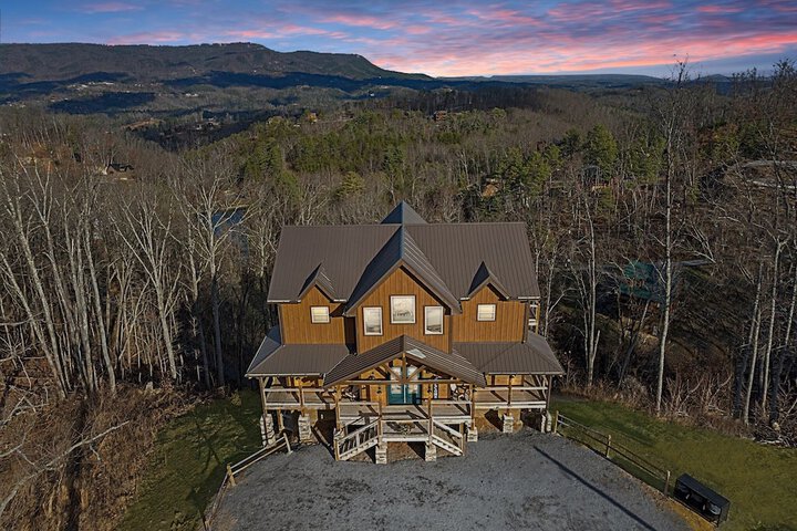 Moonshine Mountain Lodge 5 Bedroom Cabin by RedAwning in Sevierville, TN