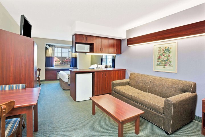 1 Queen Bed Accessible Room (5 of 12)