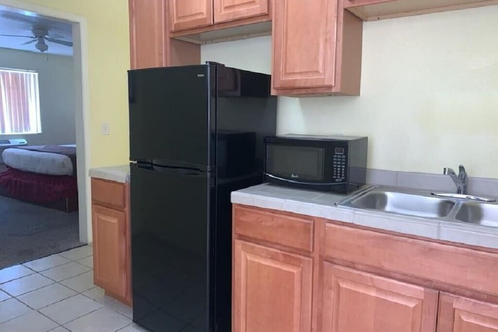 Standard King Bed Kitchenette (14 of 19)
