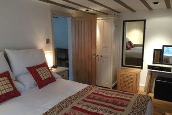 Room 5 of 9
