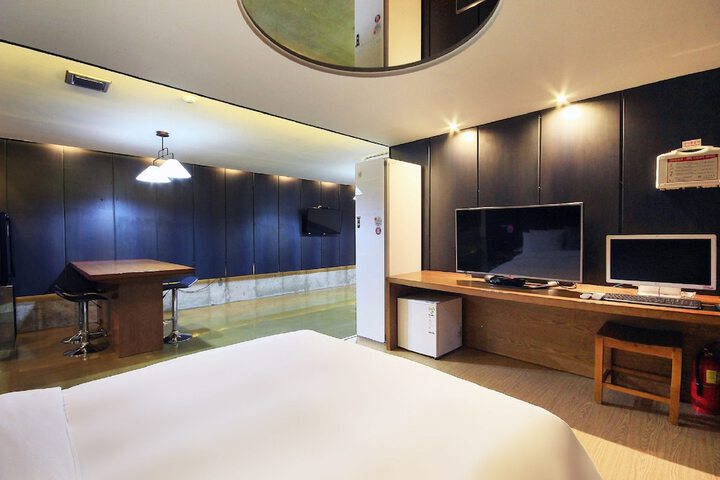 Room 9 of 47