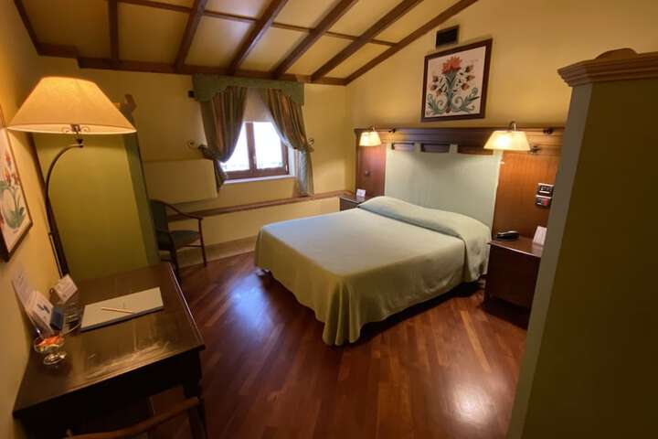 Room 7 of 80