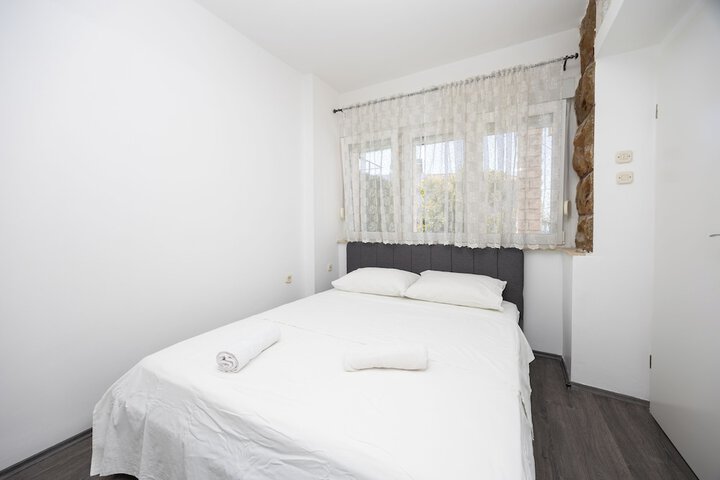 Room 10 of 44
