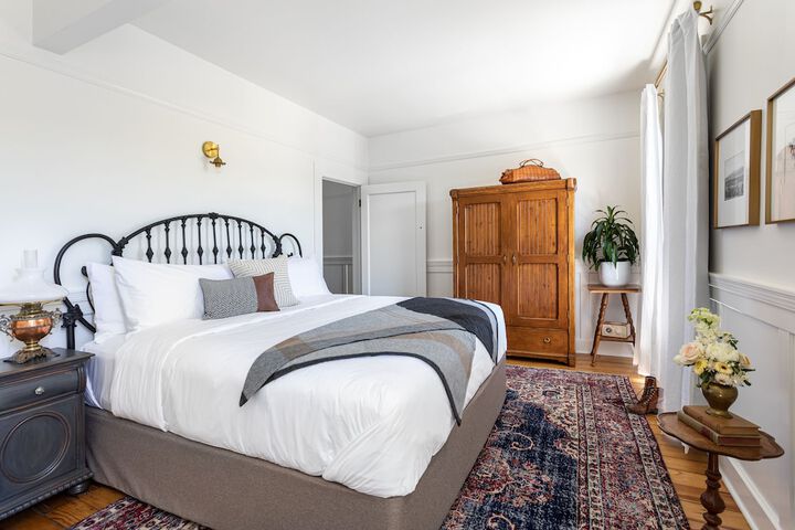 Deluxe King Bed (9 of 9)