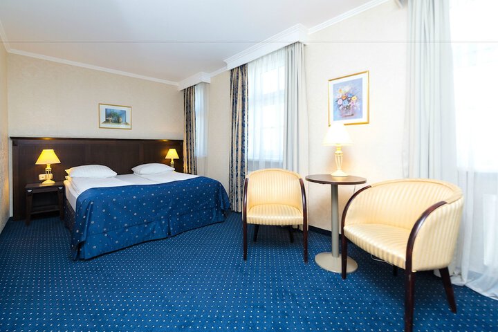 Room 4 of 8