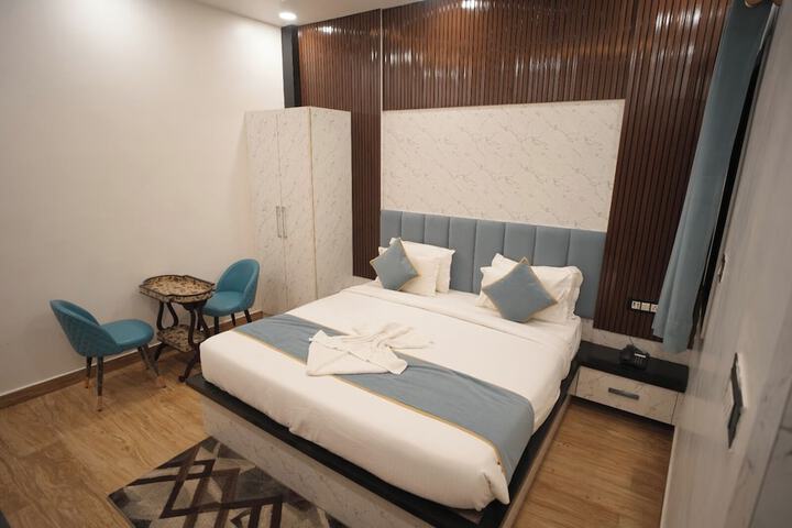 Room 5 of 13