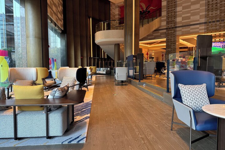 Lounge 86 of 111