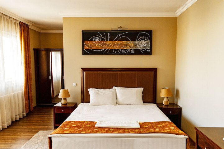 Room 8 of 19