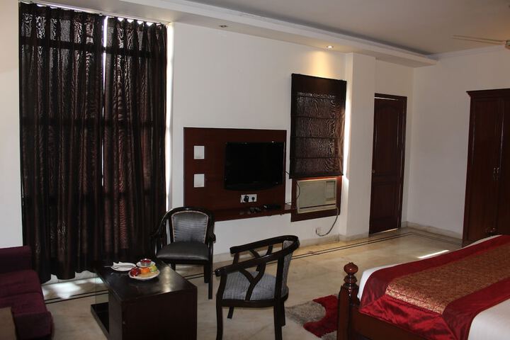 Room 6 of 26