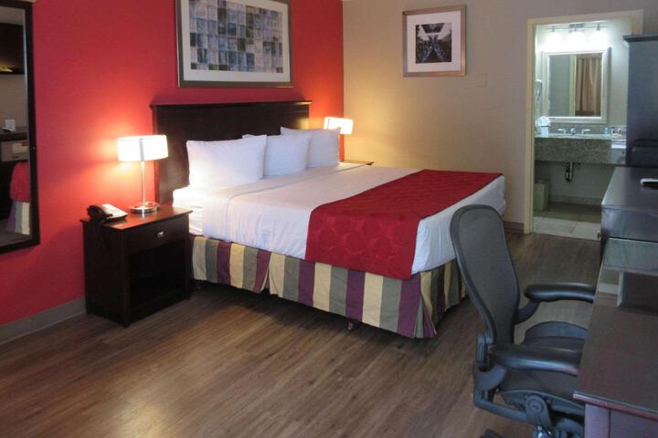 1 King Bed (2 of 18)