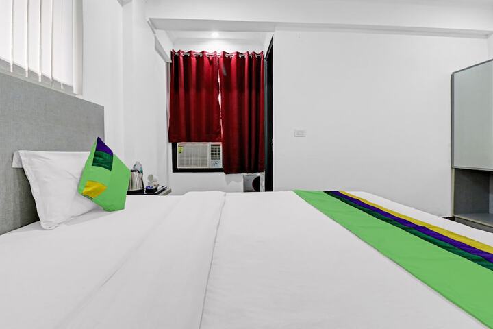 Room 9 of 30