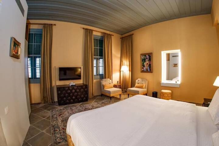 Room 2 of 97
