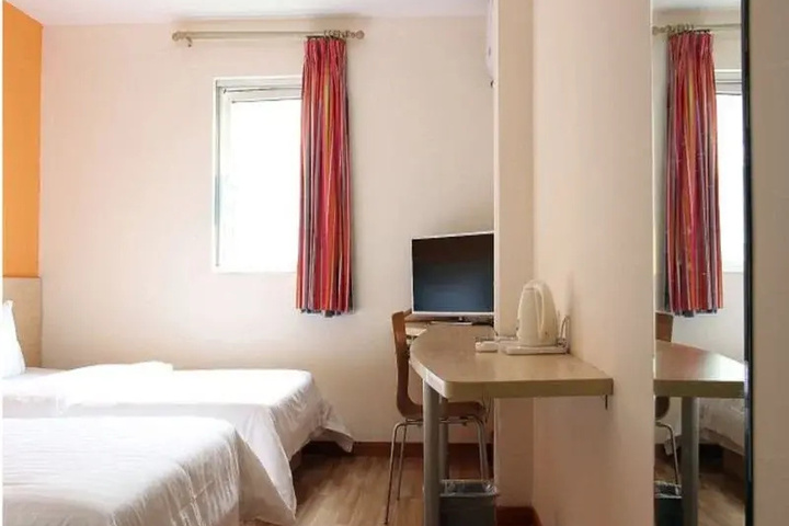 Room 4 of 8