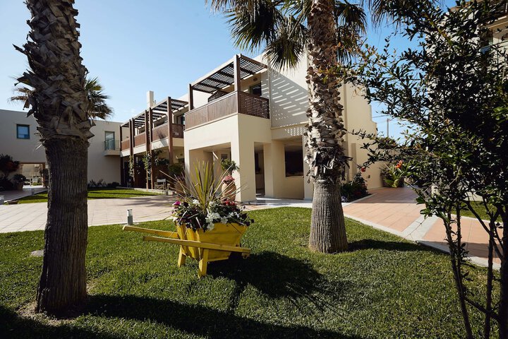 Hotel Exterior 114 of 136