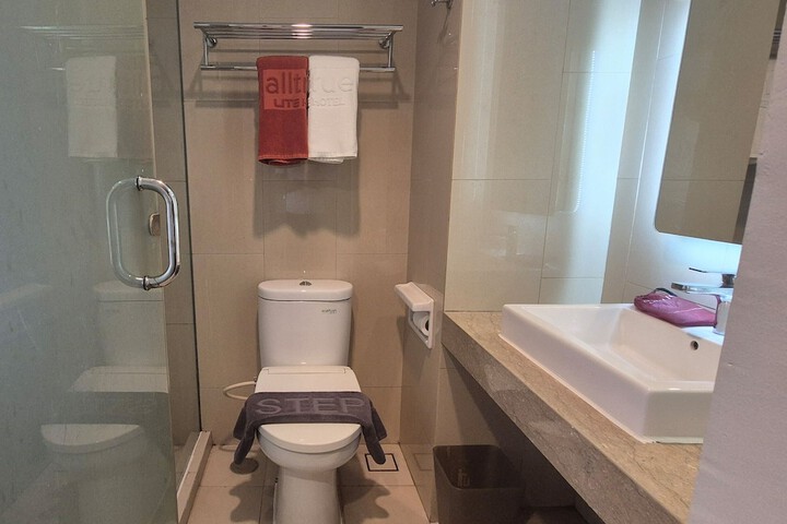 Room 6 of 8