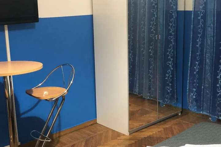 Room 6 of 13