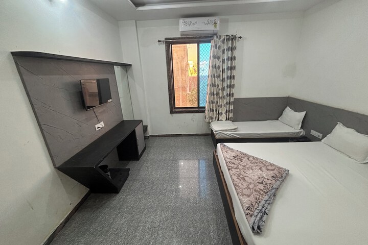 Room 12 of 63