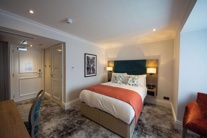 Room 6 of 74
