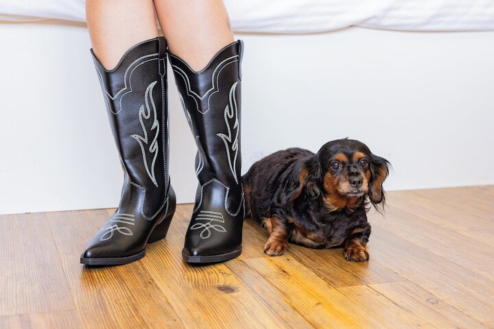 Electric vehicle charging station