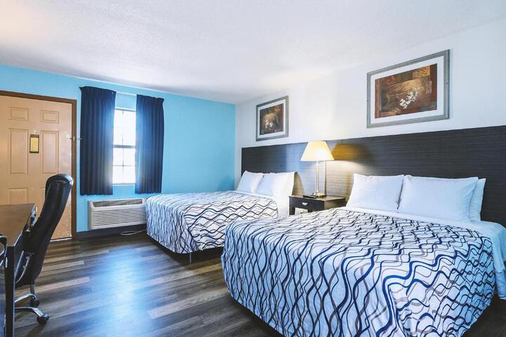 2 Queen Beds (6 of 10)