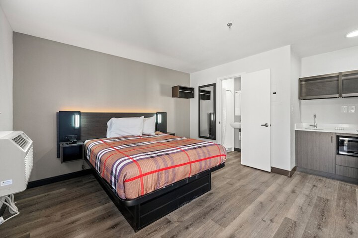 Room 4 of 9