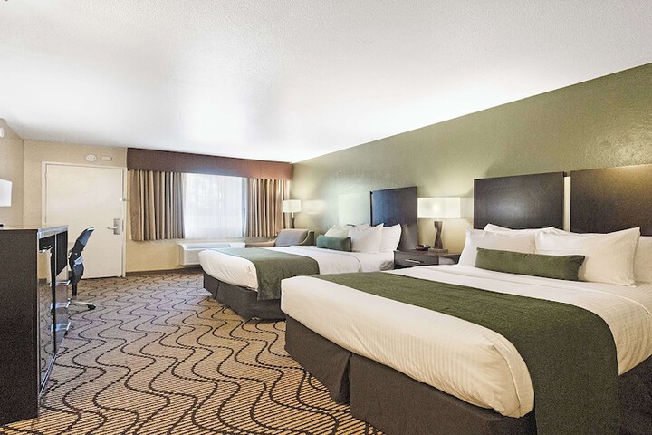 1 Queen Bed Deluxe Room High Speed Internet Accessible Sitting Area Desk Microwave (5 of 17)