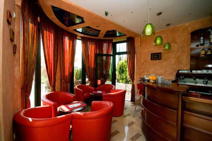Lounge 23 of 28