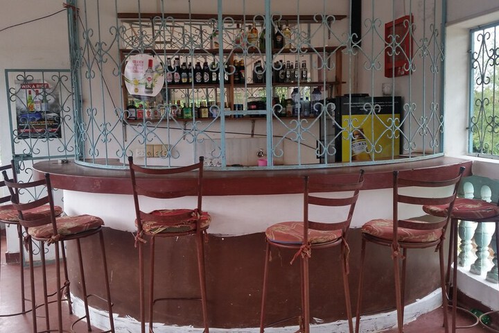 Lounge 10 of 12