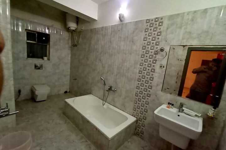 Room 8 of 10