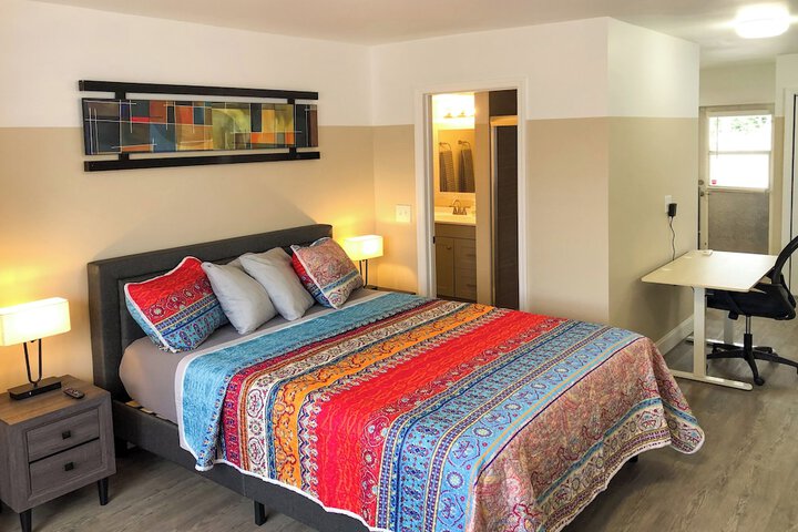 Studio Queen Bed Lakefront 1st Floor (9 of 20)