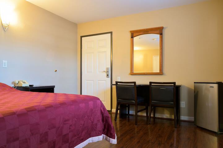 1 Queen Bed (7 of 18)
