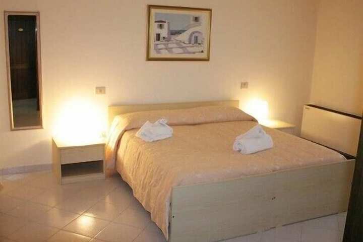 Room 6 of 10