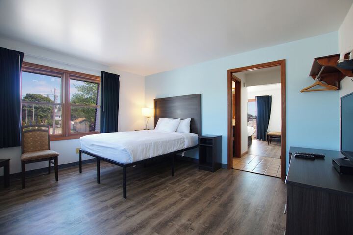 2 Bedrooms Traditional Suite King and Queen Bed Pool View Balcony (15 of 46)