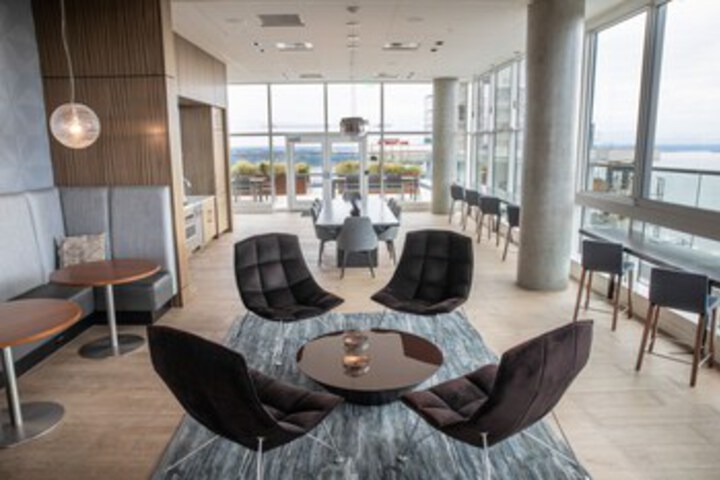 Lounge 35 of 69