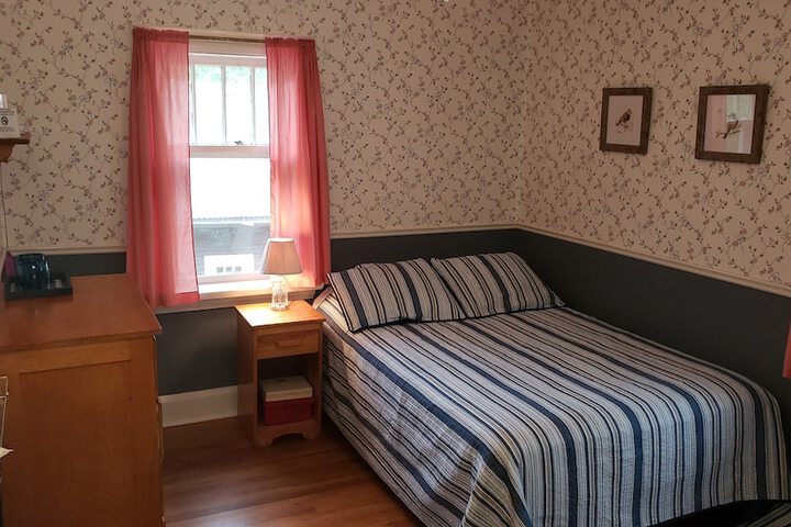 Room 4 of 215