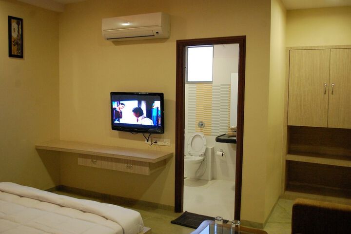 Room 7 of 33